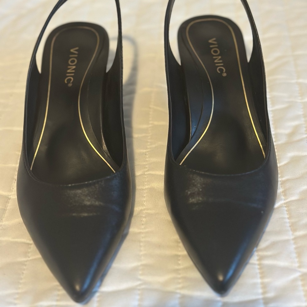 Vionic Black Pointed Toe Slingback Heels